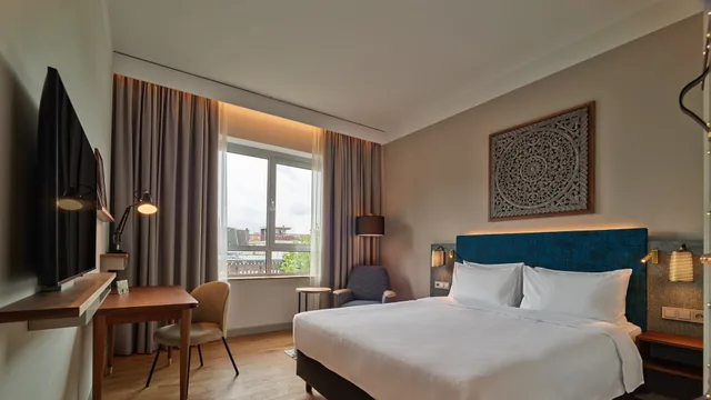 غرفة قياسية بسرير كوين، voco The Hague 1/10