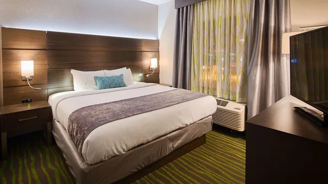 غرفة بسرير كينج لذوي الإعاقة، Best Western Plus At Prien Lake Inn And Suites 3/5