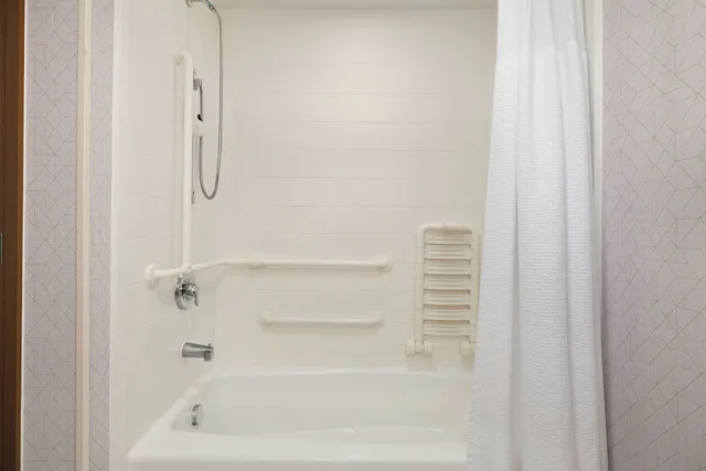 جناح بسرير كينج مع سرير سحّاب إضافي لذوي الإعاقة، Springhill Suites By Marriott Mcallen 7/7