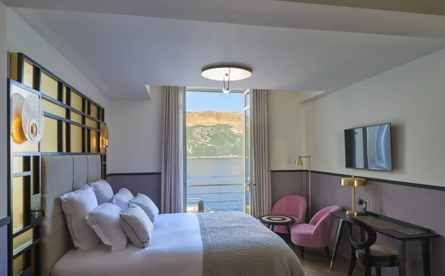 غرفة ديلوكس بسرير مزدوج بإطلالة على البحر، Hotel Les Roches Blanches 2/5