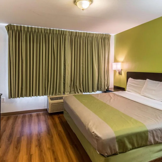 غرفة بسرير كينج لغير المدخنين، Motel6 North Richland Hills, TX - NE Fort Worth 3/9