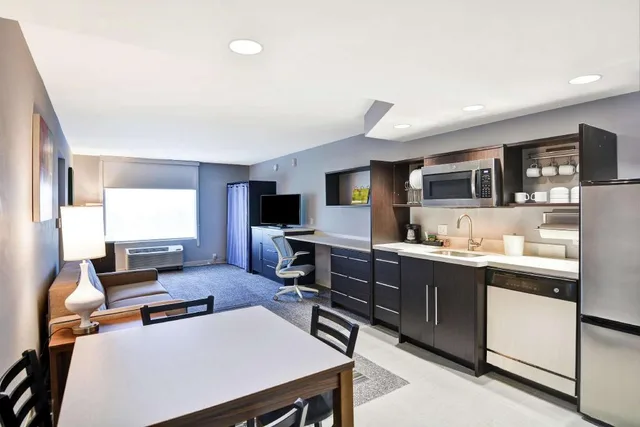 جناح بسرير كوين بغرفة نوم واحدة مع أريكة، Home2 Suites By Hilton Miramar Ft Lauderdale 3/7
