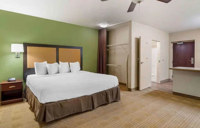 غرفة بسرير كينج بمطبخ لذوي الإعاقة، Studio 6 Corporate Extended Stay Chicago Lisle IL 4/10