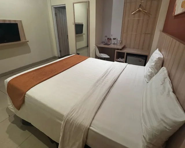 Deluxe, Queen Bed, D'Bamboo Suites 9/10