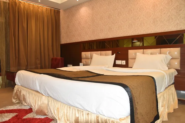 Premier, Twin Beds, The Grand Empire A Boutique Hotel 2/3