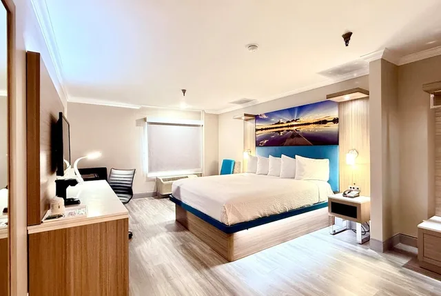 غرفة بسرير كينج مع أريكة، Days Inn By Wyndham Los Angeles Lax Redondo Manhattan Beach 3/10