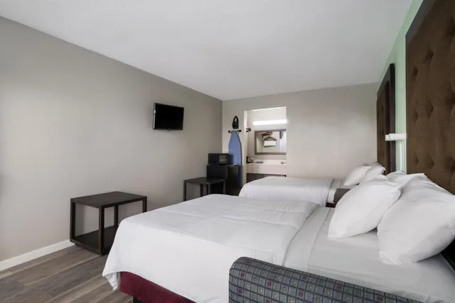 Adjoining, Suite, 2 Double Beds, Smoking, Accessible، Americas Best Value Inn Blytheville 3/10