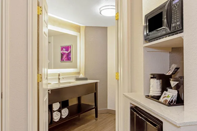غرفة بسرير كينج بحوض استحمام لذوي الإعاقة، La Quinta Inn Suites Panama City 7/8