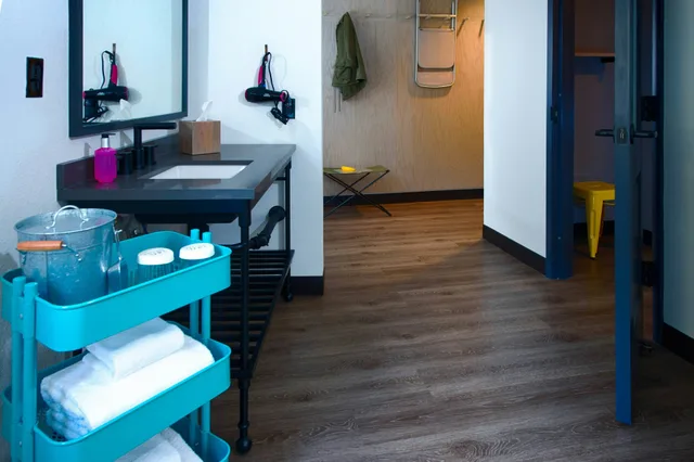 Room, King Bed, Moxy New Orleans Downtown French Quarter Area 6/8