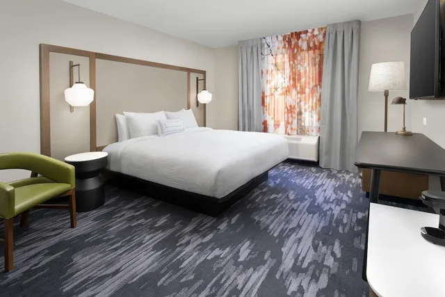 جناح بسرير كينج مع أريكة لذوي الإعاقة، Fairfield Inn & Suites By Marriott Denver Tech Center North. 3/6