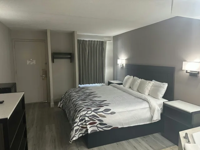 Superior, King Bed, Jetted Tub, Red Roof Inn Media 2/6
