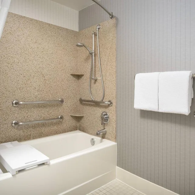 غرفة كبيرة بسرير كوين بإطلالة على الجبل، Courtyard Tacoma Downtown 3/7