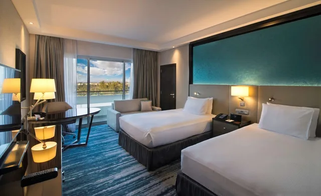 غرفة قياسية بسريرين منفصلين، Radisson Blu Hotel & Resort Al Ain 4/7