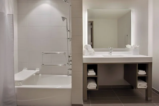 جناح بسرير كينج مع أريكة، Courtyard by Marriott Orlando South/Grande Lakes Area 3/4