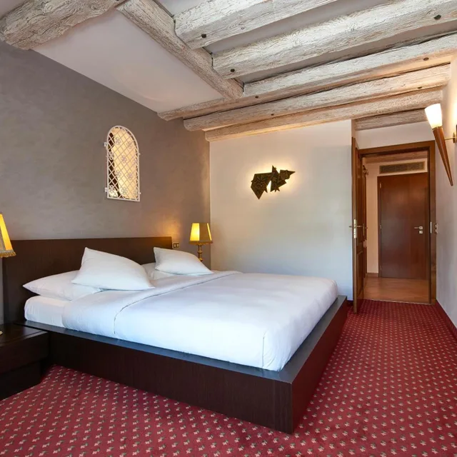 جناح، Hotel d Alleves 1/3