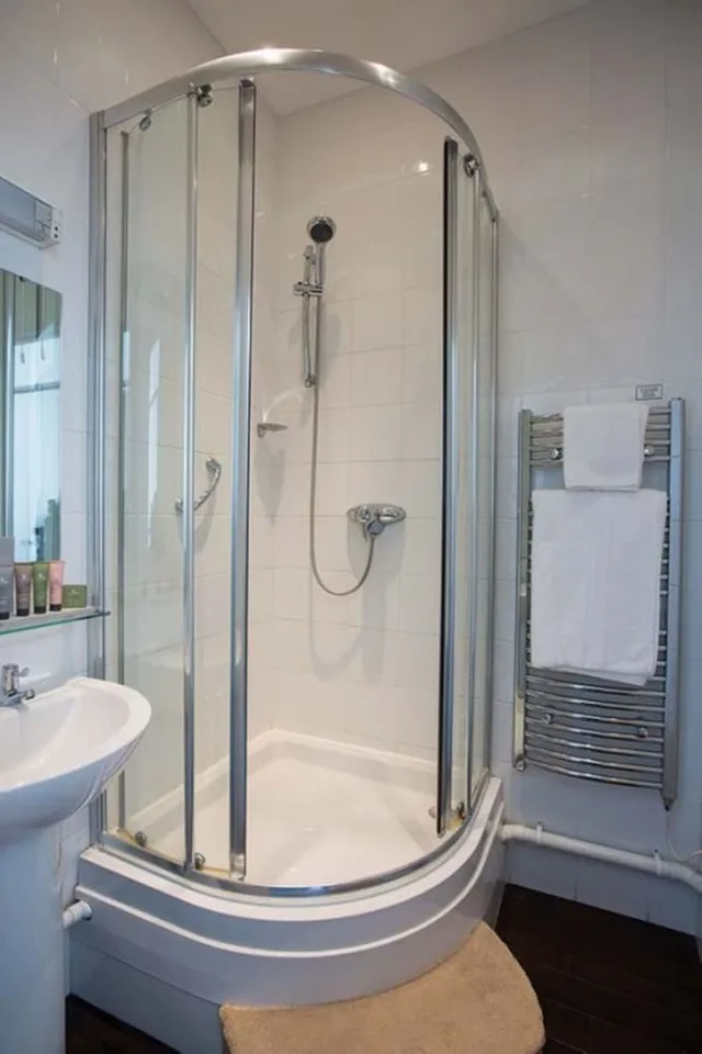 غرفة بسريرين منفصلين بإطلالة على البحر، Hydro Hotel 7/10