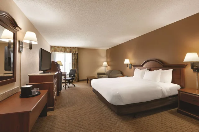 Room, King Bed, Sofa, Comfort Inn & Suites Portland Corpus Christi 2/7