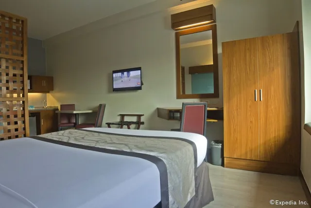 Suite, Queen Bed, Microtel By Wyndham Up Technohub 3/6