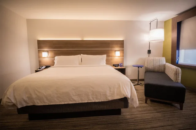 غرفة قياسية بسرير كينج لذوي الإعاقة، Holiday Inn Express And Suites Boston South Randolph 1/2
