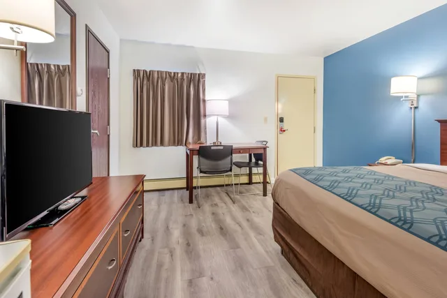 غرفة بسرير كينج، Econo Lodge Saint Albans 2/6
