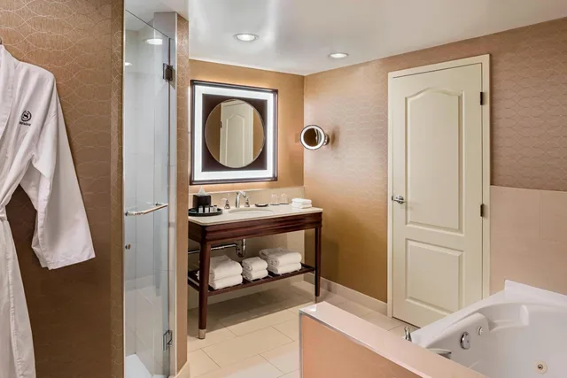 جناح ديلوكس ركني بسرير كينج مع أريكة، Sheraton Suites Calgary Eau Claire 3/5