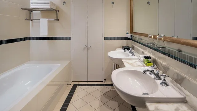 Suite, King Bed, Garden View, Intercontinental Sanctuary Cove 4/4