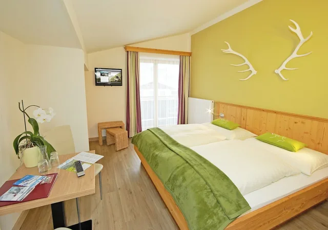 غرفة كومفورت عائلية رباعية بسرير كينج وسرير فردي بإطلالة على الجبل بشرفة مع أريكة، Landhaus Gitti Hotel Garni 5/7