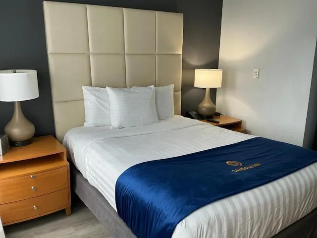 غرفة قياسية بسرير كوين لذوي الإعاقة، Streamline Hotel 1/2