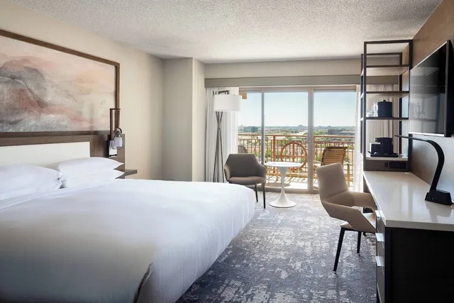 Guest Room, King Bed, Balcony, Phoenix Airport Marriott 9/17