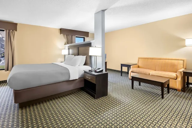 غرفة قياسية بسرير كينج للمدخنين، Quality Inn Perry - National Fairgrounds Area 2/10