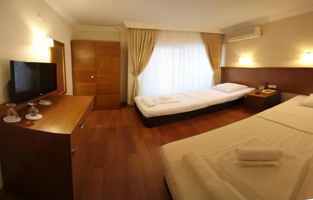 غرفة قياسية ثلاثية بإطلالة على البحر، Ucem Hotel Golden Sea 2/4