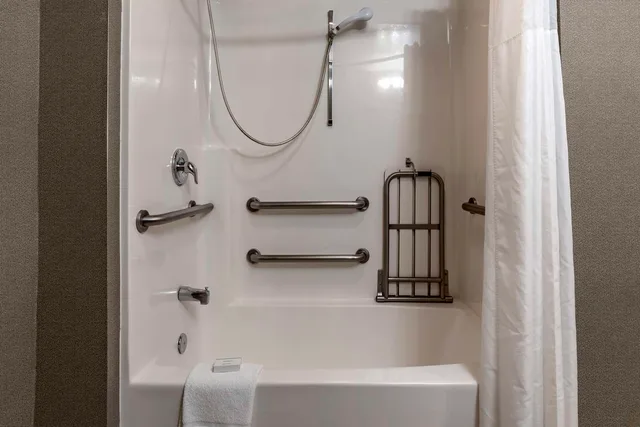 غرفة بسرير كينج بحوض استحمام لذوي الإعاقة، Hampton Inn Ukiah CA 3/3