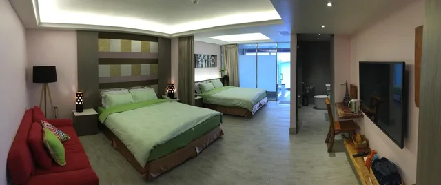 غرفة ديلوكس رباعية بسريرين كوين بإطلالة على البحيرة، River Forest Resort Hotel 2/2