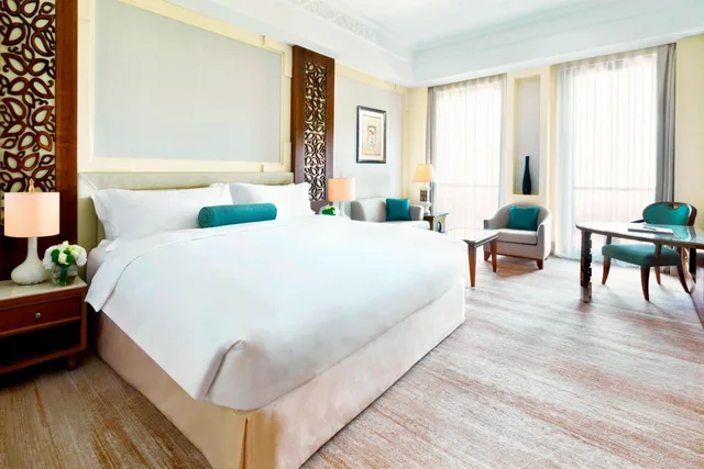 غرفة ديلوكس بسرير كينج بإطلالة على الجبل بشرفة في طابق مرتفع، Al Bustan Palace A Ritz-Carlton Hotel 1/3