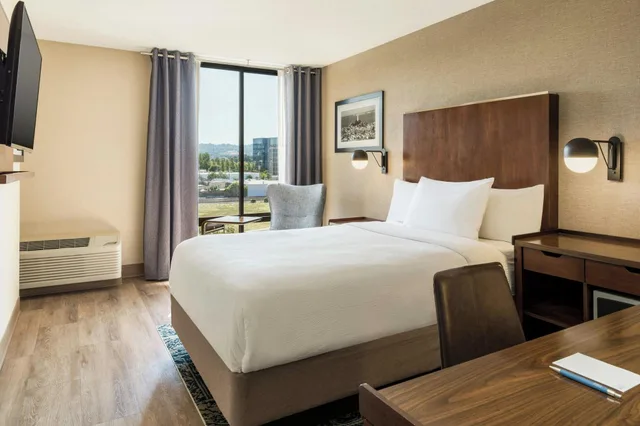 غرفة قياسية بسرير مزدوج، Four Points by Sheraton San Francisco Bay Bridge 2/7