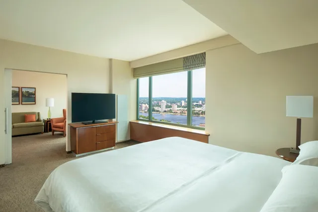 جناح جونيور بسرير كينج بإطلالة على النهر مع أريكة، SHERATON BOSTON HOTEL 3/10