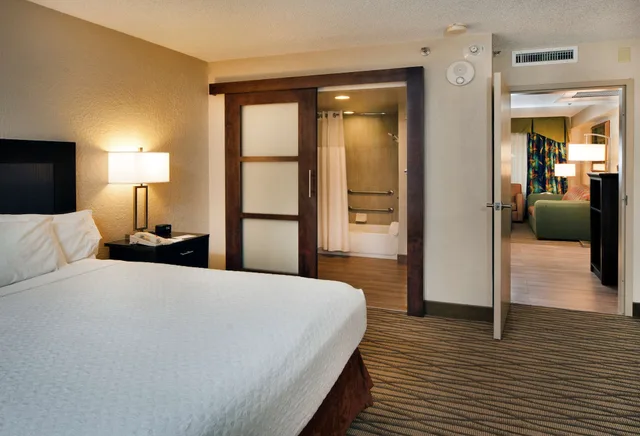 Pure, Wellness, Suite, King Bed, Accessible، Embassy Suites by Hilton Miami International Airport 1/7