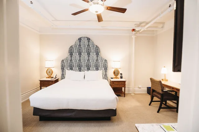 غرفة كلاسيكية عائلية بسرير كينج وسريرين كوين، HOTEL COLORADO 1/6