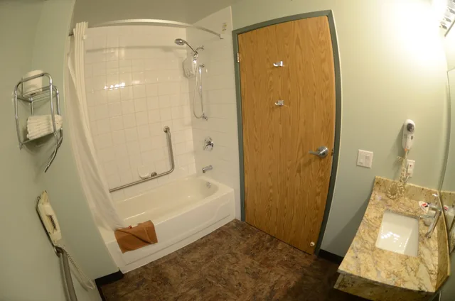 Drive Up, Queen Bed, Ground Floor, Accessible، Days Inn by Wyndham Taber 5/5