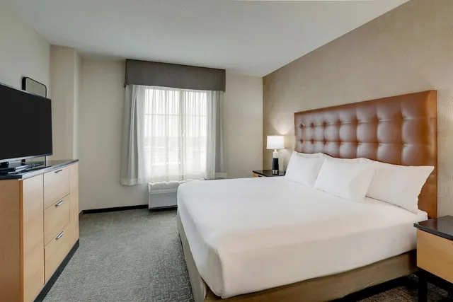 جناح بسرير كينج بغرفتين مع أريكة، Drury Inn and Suites Montgomery 1/3