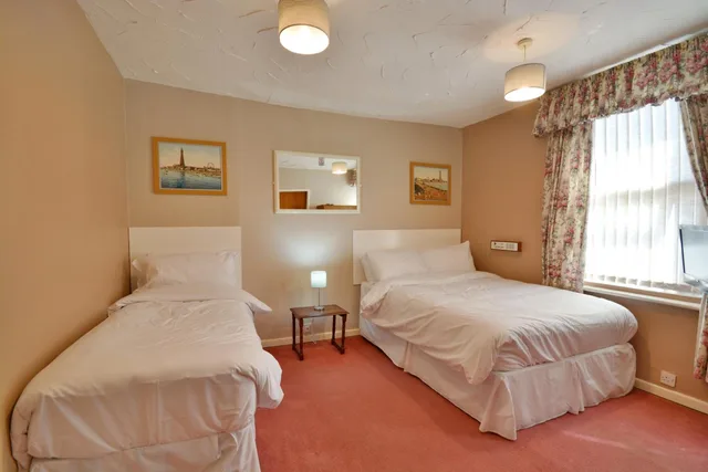 غرفة ثلاثية، Royal Oakwell Hotel 3/10