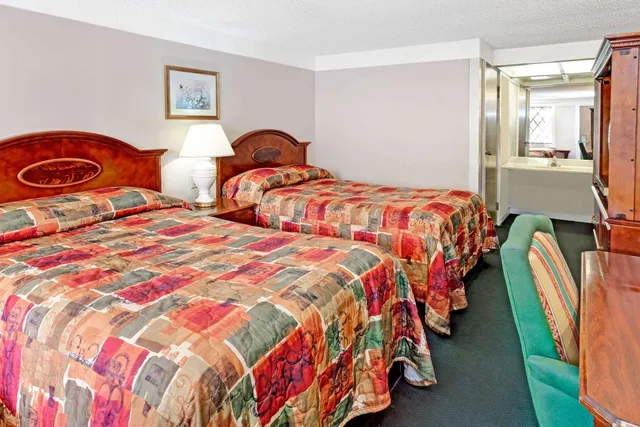 غرفة بسريرين مزدوجين لذوي الإعاقة، Knights Inn Austell GA 2/4