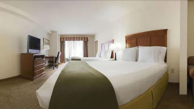 غرفة قياسية بسريرين كوين، Holiday Inn Express Hotel Suites Dyersburg 3/7