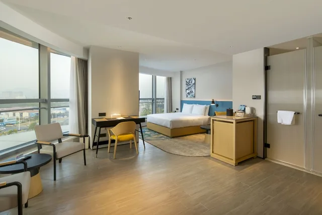 Room, King Bed, Hilton Garden Inn Zhuhai Hengqin Sumlodol Park 4/9