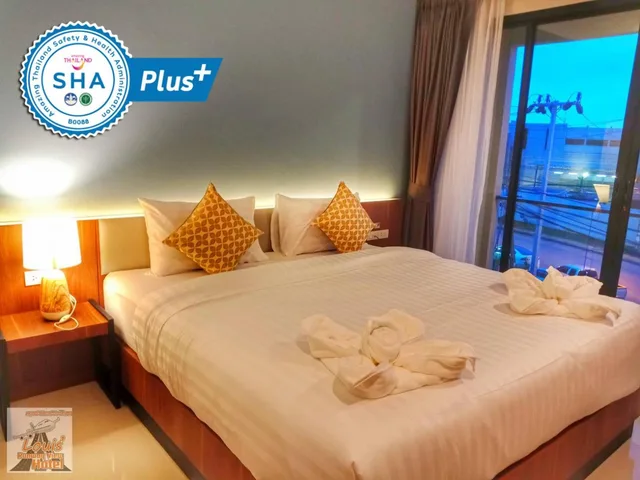 غرفة بسرير كينج بشرفة، Louis' Runway View Hotel - SHA Extra Plus 2/8