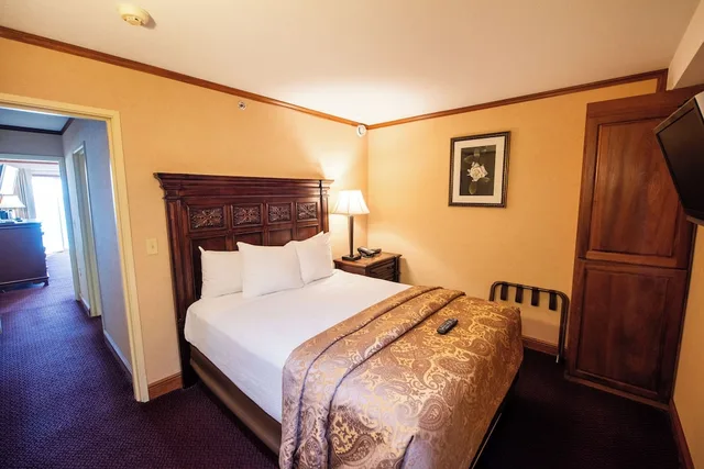 غرفة إليت بسرير كينج وسرير كوين، Hamilton Inn Select Beachfront 2/10