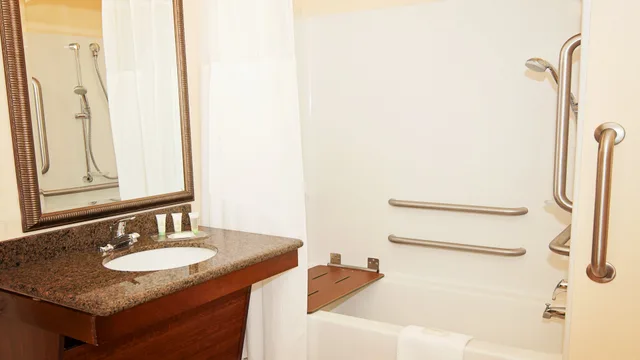 استوديو بسرير كوين، Staybridge Suites Wichita 2/3