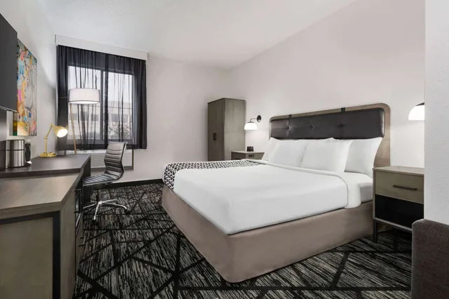 غرفة بسرير كينج لذوي الإعاقة، La Quinta Inn & Suites by Wyndham Cleveland Airport West 1/5