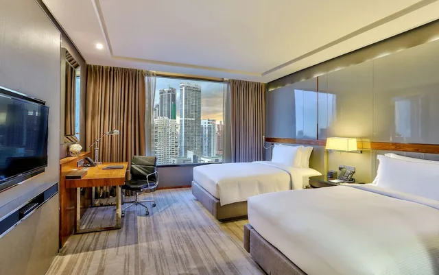 غرفة تنفيذية بسريرين منفصلين مع دخول صالة النادي، Hilton Sukhumvit Bangkok Hotel 4/10