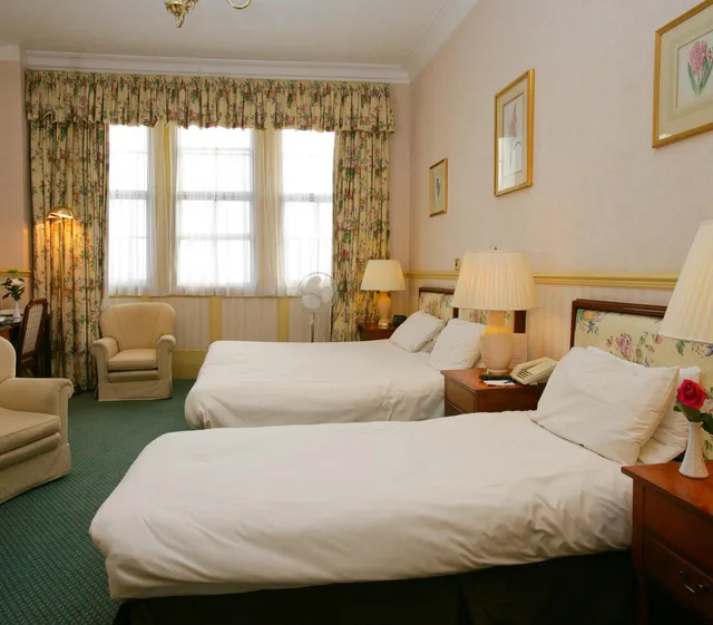 غرفة ثلاثية، Hotel Prince Regent 2/6